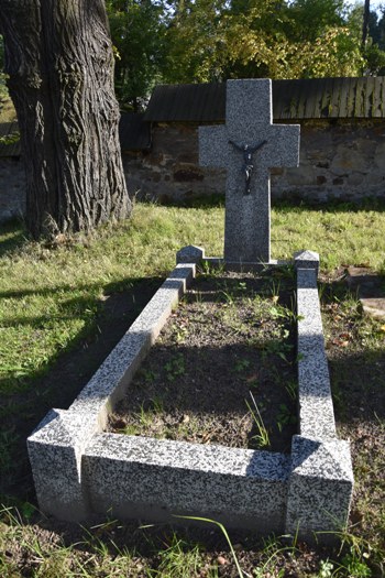 Widok, od frontu, na pole grobowe z krzyżem, nieznanej osoby - bez inskrypcji (zdj. Katarzyna Mazur)