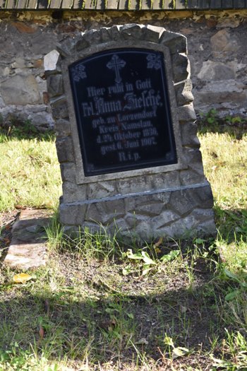 Widok, od frontu, na nagrobek Anny Ziesche