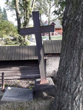 Widok, od frontu, na nagrobek Julii Hora w formie krzyża na postumencie z leżącym obok cokołem z piaskowca w formie prostopadłościanu (zdj. Katarzyna Mazur)