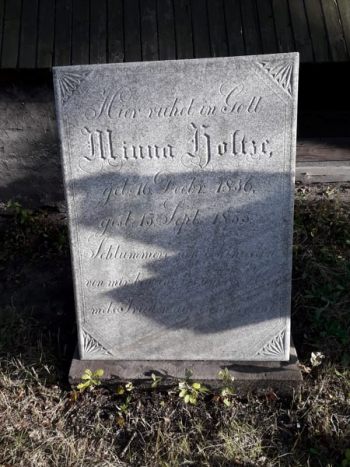 Widok, od frontu, na nagrobek Minny Holtze (zdj. Katarzyna Mazur)