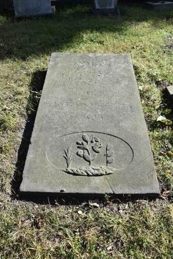 Widok, od frontu, płyty nagrobnej Carla Wenzel (zdj. Katarzyna Mazur)
