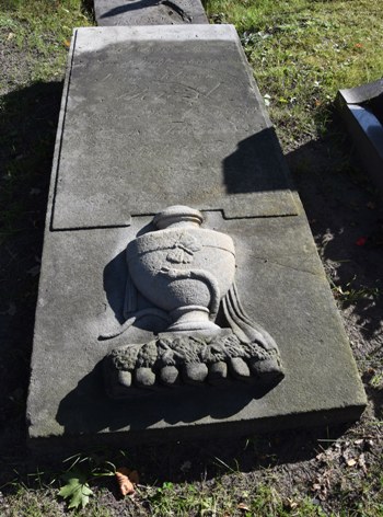 Widok, od frontu, na płytę nagrobną Johanna Menzel (zdj. Katarzyna Mazur)