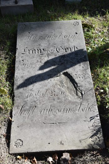 Widok, od frontu, na płytę nagrobną Franza von Görtz (zdj. Katarzyna Mazur)