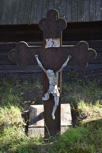 Widok, od frontu, na nagrobek nieznanej osoby składający się najprawdopodobniej z fragmentów dwóch nagrobków (zdj. Katarzyna Mazur)