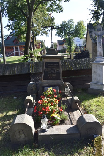 Widok, od frontu, na nagrobek Henryka Kańczyka. O cokół oparta kamienna księga z inskrypcją (zdj. Katarzyna Mazur)