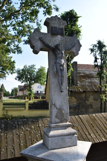 Na zdjęciu krzyż z pasyjką na nagrobku Cathariny Sofie i Josefa Anton Benedict Franz Janus. Nad pasyjką tabliczka z napisem I.N.R.I. (zdj. Katarzyna Mazur)