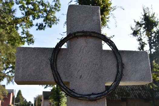 Na zdjęciu krzyż kamienny na nagrobku Marie i William Baildon, pośrodku którego umieszczona jest metalowa korona cierniowa, a wewnątrz niej inskrypcja (zdj. Katarzyna Mazur)