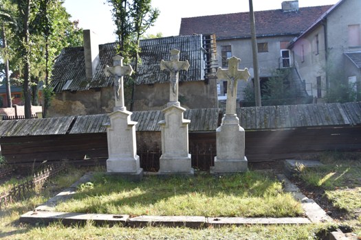 Widok, od frontu, na pole grobowe składające się z trzech krzyży na postumentach (nagrobkach): Clary, Elisabeth, Alfonsa i Paula Ernst (zdj. Katarzyna Mazur)