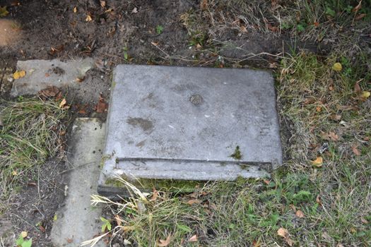 Na zdjęciu pojedynczy element kamienny (cokół) o prostopadłościennym kształcie znajdujący się przy nagrobkach Clary, Elisabeth, Alfonsa i Paula Ernst (zdj. Katarzyna Mazur)