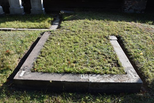 Widok, od frontu, na miejsce pochówku nieznanej osoby (zdj. Katarzyna Mazur)
