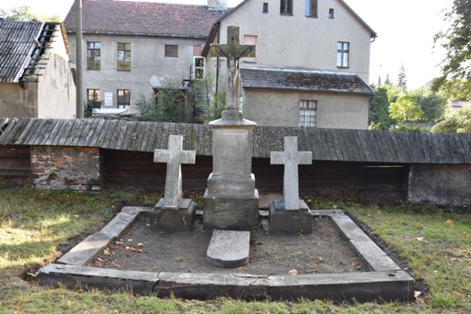 Widok, od frontu, na nagrobek Anny, Gertrudy i Georga Globisch (zdj. Katarzyna Mazur)
