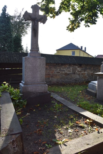 Widok, od frontu, na nagrobek Anny Ernst (zdj. Katarzyna Mazur)