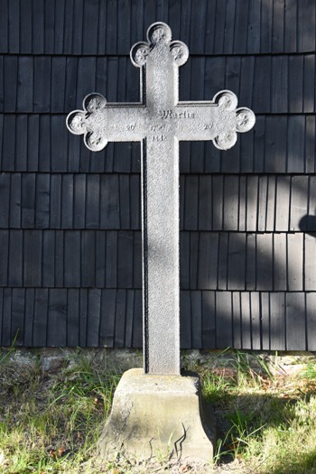 Widok, od frontu, na nagrobek Josepha Martin w formie krzyża żeliwnego na postumencie (zdj. Katarzyna Mazur)