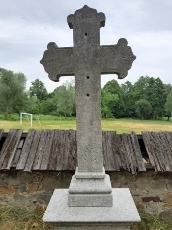 Na zdjęciu krzyż kamienny z ramionami zakończonymi trójlistnie. W środkowej części krzyża ślady po umocowaniu pasyjki (zdj. Katarzyna Mazur)