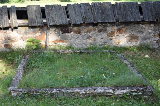 Widok, od frontu, na pole grobowe, w którym został pochowany Robert Zech (zdj. Katarzyna Mazur)